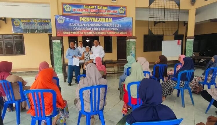 Puluhan Warga Kurang Mampu Sumringah Dapat BLT DD, Kades Hulaan Menganti: Gunakan untuk Beli Kebutuhan Pokok