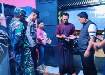 Cegah Gangguan Kamtibmas, Babinsa Duduksampeyan Patroli bersama Awasi Peredaran Miras di Warkop Karaoke
