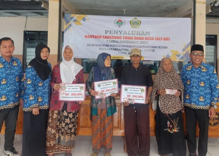 Sekargadung, Desa di Pelosok Kecamatan Dukun Bergelimang Berkah saat Puluhan Warga Terima BLT DD dengan Wajah Sumringah