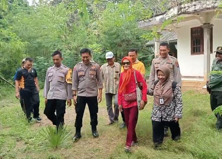 Kisah Pilu Nenek Sebatang Kara 3 Tahun Berjuang Sendiri Lawan Depresi: Polres Gresik Turun Tangan Ulurkan Bantuan