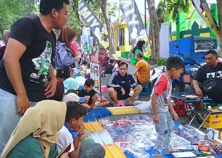 Jauhkan Anak dari Gadget, Penjual Mobil Tamiya di Car Free Day Gresik Raup Omzet Jutaan Rupiah
