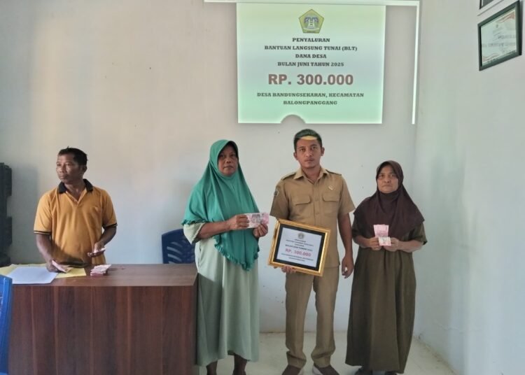 Kades Pariyem Bikin Warga Bandungsekaran Balongpanggang Sumringah Dapat BLT DD Rp300 Ribu per Bulan