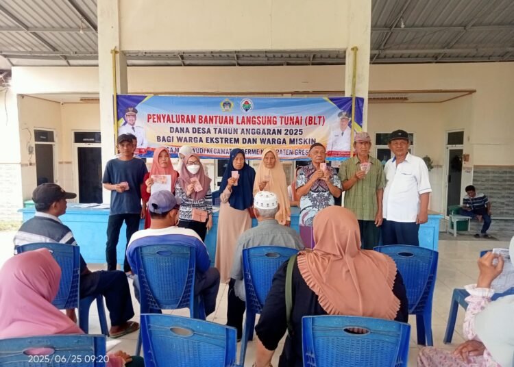 Puluhan Warga Sumringah Rp300 Ribu dalam Genggaman Tangan Dapat BLT DD dari Pemdes Morowudi Cerme