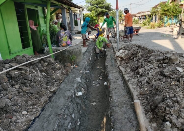 Pemdes Wahas Balongpanggang Bangun Drainase Ciptakan Lingkungan Bersih dan Sehat