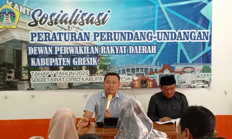 Duet Anggota Dewan Danang Swantara dan Camat Kebomas Sosialisasikan Perda Kabupaten Gresik No. 4 dan 5 Tahun 2024