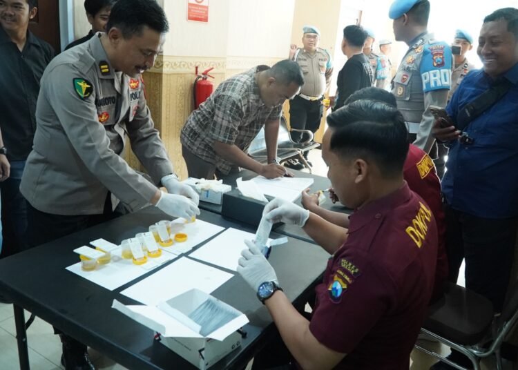 Bidpropam Polda Jatim Mendadak Gelar Tes Urine di Polres Gresik: Hasilnya Seluruh Personel Negatif Narkoba