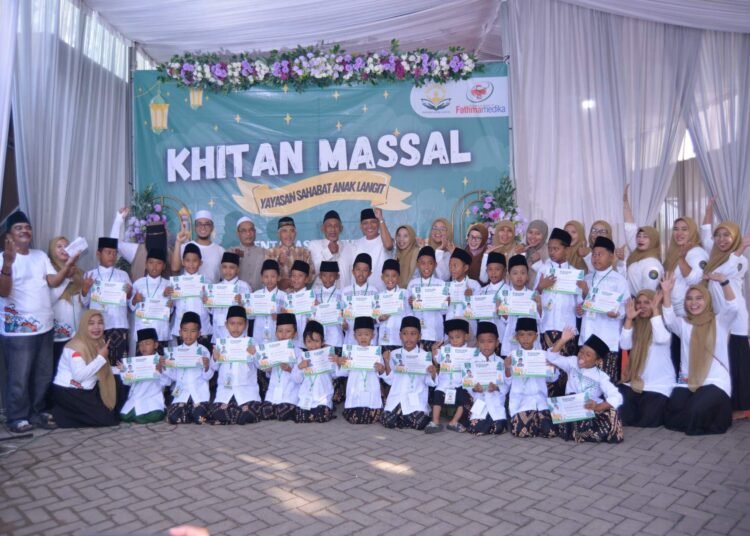 Gus Aqib Anggota Dewan Membersamai Yayasan Sahabat Anak Langit Mentaras Dukun Gelar Khitan Massal di Momen Muharram 1447 H