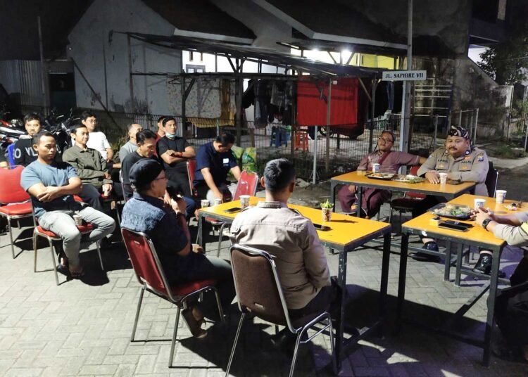 Satbinmas Polres Gresik Blusukan Malam Serap Aspirasi Warga Lewat Program Kopi Keliling