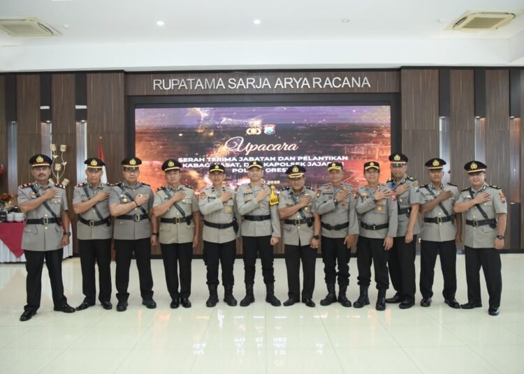Polres Gresik Gelar Sertijab Pejabat Utama dan Kapolsek Jajaran, Wakapolres Tekankan Profesionalisme dan Dedikasi Pelayanan