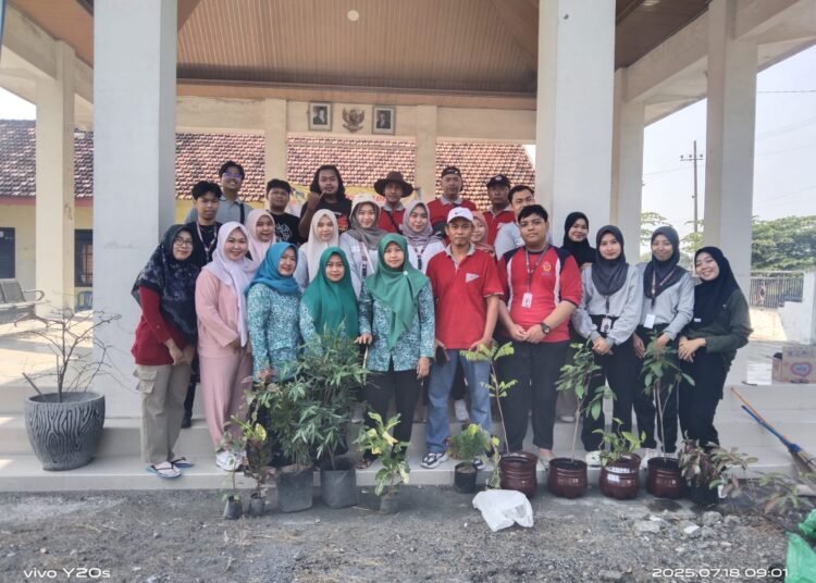 Kompak !! Kades Ngadiono Ajak Perangkat Desa Giat Jumat Bersih dan Tanam Toga