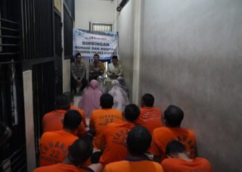 Jumat Berkah, Tahanan Polres Gresik Ikuti Pembinaan Rohani di Balik Jeruji Besi