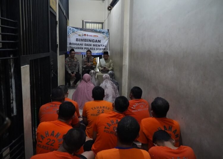 Jumat Berkah, Tahanan Polres Gresik Ikuti Pembinaan Rohani di Balik Jeruji Besi