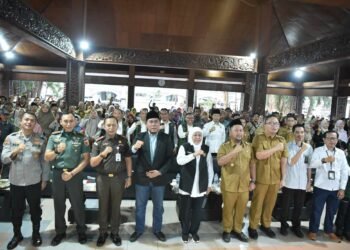 Dukung Program Sosial Pemerintah, Dandim 0817/Gresik Hadiri Penyerahan Bansos oleh Gubernur Jatim