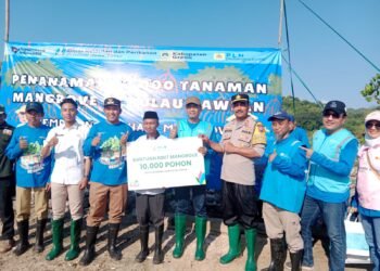 Peduli Lingkungan, Polsek Tambak Turut Tanam Ribuan Bibit Mangrove di Pulau Bawean Gresik