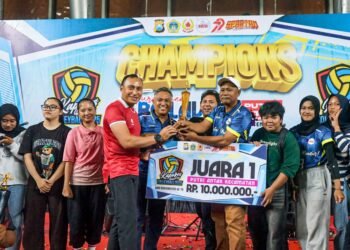 Dandim Gresik Penuh Semangat Meriahkan Penutupan Turnamen Bola Voli Kapolres Gresik Cup 2025