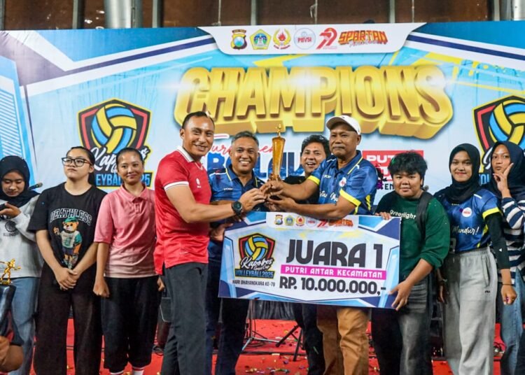 Dandim Gresik Penuh Semangat Meriahkan Penutupan Turnamen Bola Voli Kapolres Gresik Cup 2025
