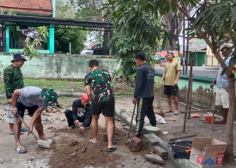 Istimewa !! Tanggalkan Senjata, Prajurit Koramil 0817/10 Benjeng Bangun Musala Bersama Warga