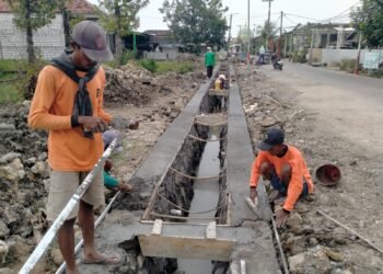 Totalitas Bangun Desa, Pemdes Dapet Balongpanggang Tuntas Wujudkan Drainase Bikin Petani Bahagia
