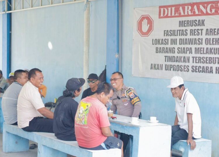 Gulirkan Program Sapa Warga, Satlantas Polres Gresik Edukasi Tertib Berlalu Lintas di Kawasan Pelabuhan