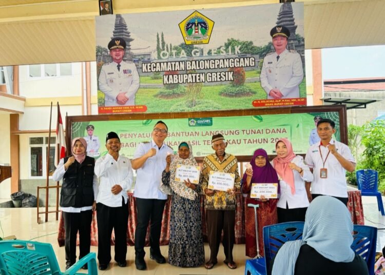 Datangi Pendopo Kecamatan Balongpanggang, Wabup Gresik Didampingi Kadinsos Gelontor BLT kepada Ratusan Warga