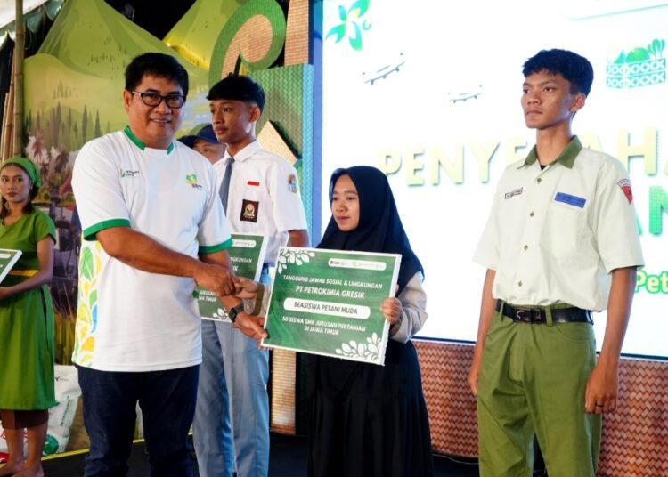 Direktur Utama Petrokimia Gresik Daconi Khotob Bagikan 50 Beasiswa Petani Muda di Gelaran PAE 2025