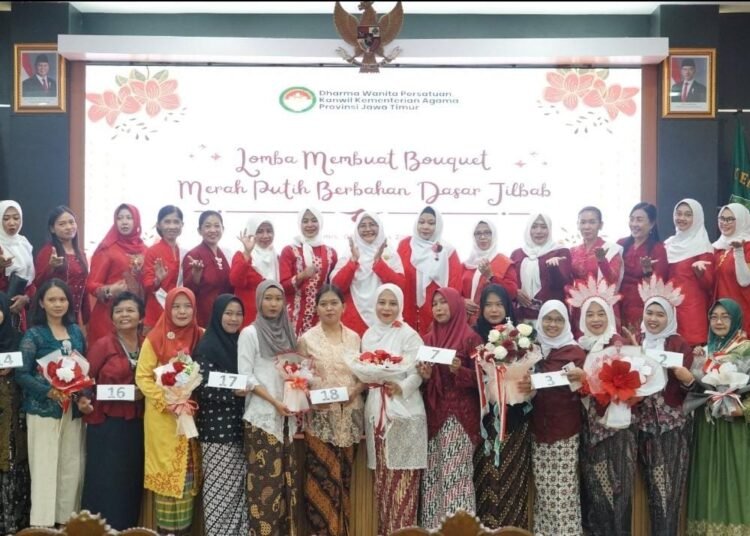 Semarak HUT RI ke-80, DWP Kanwil Kemenag Jatim Gelar Lomba Membuat Bouquet Merah Putih Berbahan Dasar Jilbab