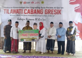 Tasyakuran Kemerdekaan dan Upgrading Guru Tilawati Cabang Gresik, Manager BMT Mandiri Sejahtera Serahkan Hadiah 2 Paket Umroh
