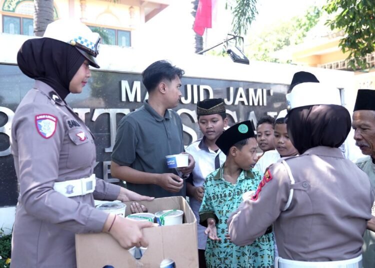 Jumat Berkah !! Tak Hanya Atur Lalu Lintas, Srikandi Giri Polres Gresik ini juga Berbagi Makanan untuk Jamaah Masjid