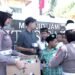 Jumat Berkah !! Tak Hanya Atur Lalu Lintas, Srikandi Giri Polres Gresik ini juga Berbagi Makanan untuk Jamaah Masjid