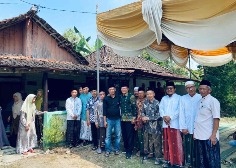 Momen Haru Warnai Penyerahan Tanah Waqaf ke Ponpes Sahabat Karomah Al-Qur’an Banyuurip Ujungpangkah