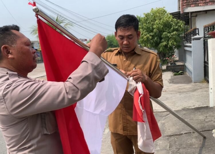 Aksi simpatik Polsek Cerme Polres Gresik Bagikan Bendera Merah Putih kepada Warga Kobarkan Semangat Kemerdekaan