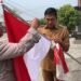 Aksi simpatik Polsek Cerme Polres Gresik Bagikan Bendera Merah Putih kepada Warga Kobarkan Semangat Kemerdekaan