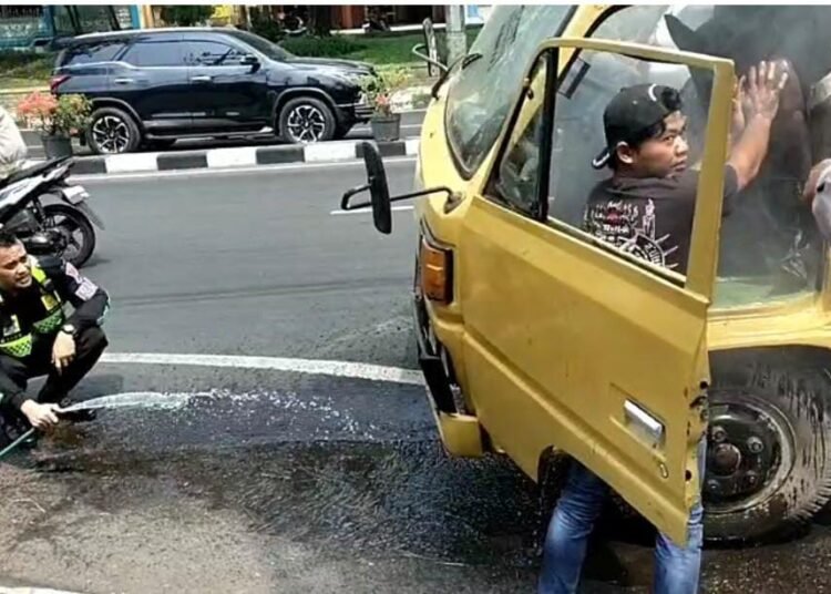 Tak Kalah dengan Damkarla, Polisi Gresik pun Sigap Padamkan Kobaran Asap dari Truk di GKB Cegah Potensi Kebakaran