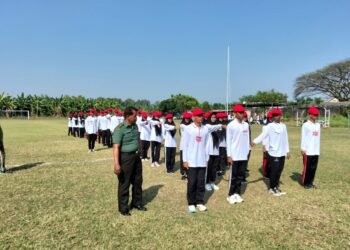 Serma Mardiono Penuh Semangat Gembleng Tim Paskibra Dukun Jelang Upacara HUT ke-80 Kemerdekaan RI