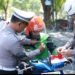 Kobarkan Semangat Kemerdekaan, Satlantas Polres Gresik Bagikan Bendera dan Pin Merah Putih di Simpang Empat GKB