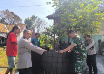 Dukung Program Ketahanan Pangan, Babinsa dan Anggota Polsek Ujungpangkah Buat Kolam Lele di Desa Pangkahwetan