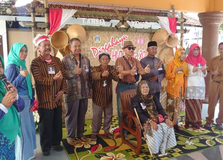Serunya Aksi Para Lansia Tangguh Ikuti Lomba Story Telling di Desa Sukomulyo Manyar Semarakkan HUT RI