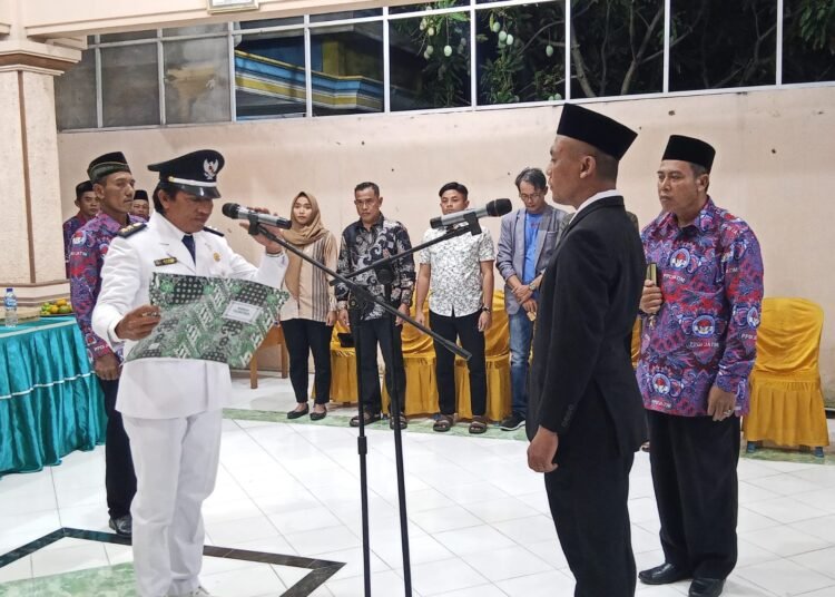 Lantik Perangkat Desa, Kades Pranti Menganti Berpesan Bekerjalah dengan Ikhlas dan Tulus
