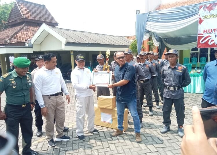 Lomba PBB HUT RI, Linmas Kedungrukem Benjeng Raih Juara 1 se-Kecamatan Benjeng