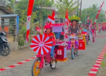 Pawai Sepeda Hias Semarakkan HUT RI ke-80 di Dusun Karangwungu Mojogede Balongpanggang