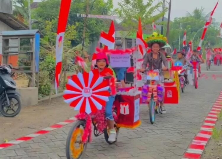 Pawai Sepeda Hias Semarakkan HUT RI ke-80 di Dusun Karangwungu Mojogede Balongpanggang