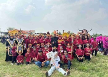 Full happy di Momen HUT RI saat Ribuan Warga Meriahkan Karnaval Desa Klampok Benjeng