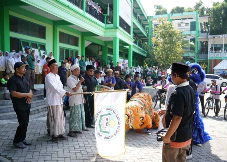 Ribuan Santri dan Alumni Ikuti Napak Tilas Haul ke-77 KH. Musthofa Abdul Karim dan Muassis Pondok Pesantren Tarbiyatut Tholabah