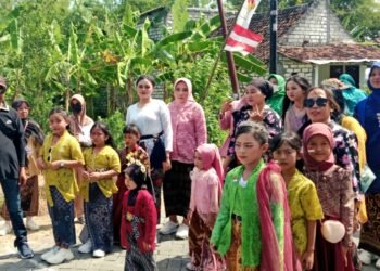 Ribuan Warga Banci Demang Balongpanggang Rayakan HUT RI dengan Jalan Sehat Budaya Penuh Warna