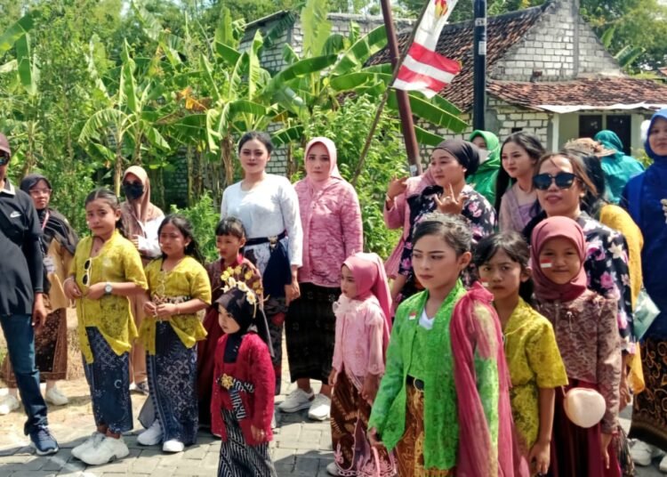 Ribuan Warga Banci Demang Balongpanggang Rayakan HUT RI dengan Jalan Sehat Budaya Penuh Warna