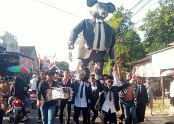 Ribuan Warga Saksikan Simbol Koruptor Tikus Berdasi di Gelaran Karnaval HUT RI Desa Padangbandung Dukun
