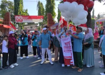 Dikenal Merakyat, Kades Belahanrejo Kedamean Ajak Warganya Senam dan Jalan Sehat Semarakkan HUT RI