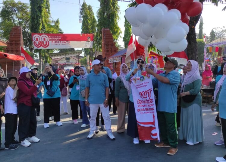 Dikenal Merakyat, Kades Belahanrejo Kedamean Ajak Warganya Senam dan Jalan Sehat Semarakkan HUT RI