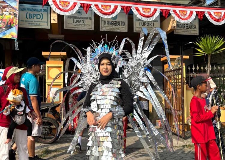 Semangat Nasionalisme HUT RI Warnai Karnaval Daur Ulang Warga Desa Asempapak Sidayu