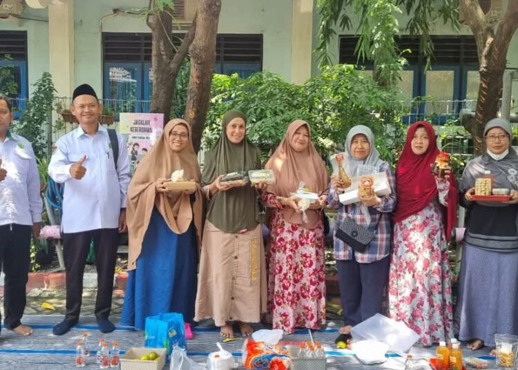 Pelayanan Prima, KUA Manyar Jemput Bola Dampingi Pelaku Usaha GKB Raih Sertifikasi Halal